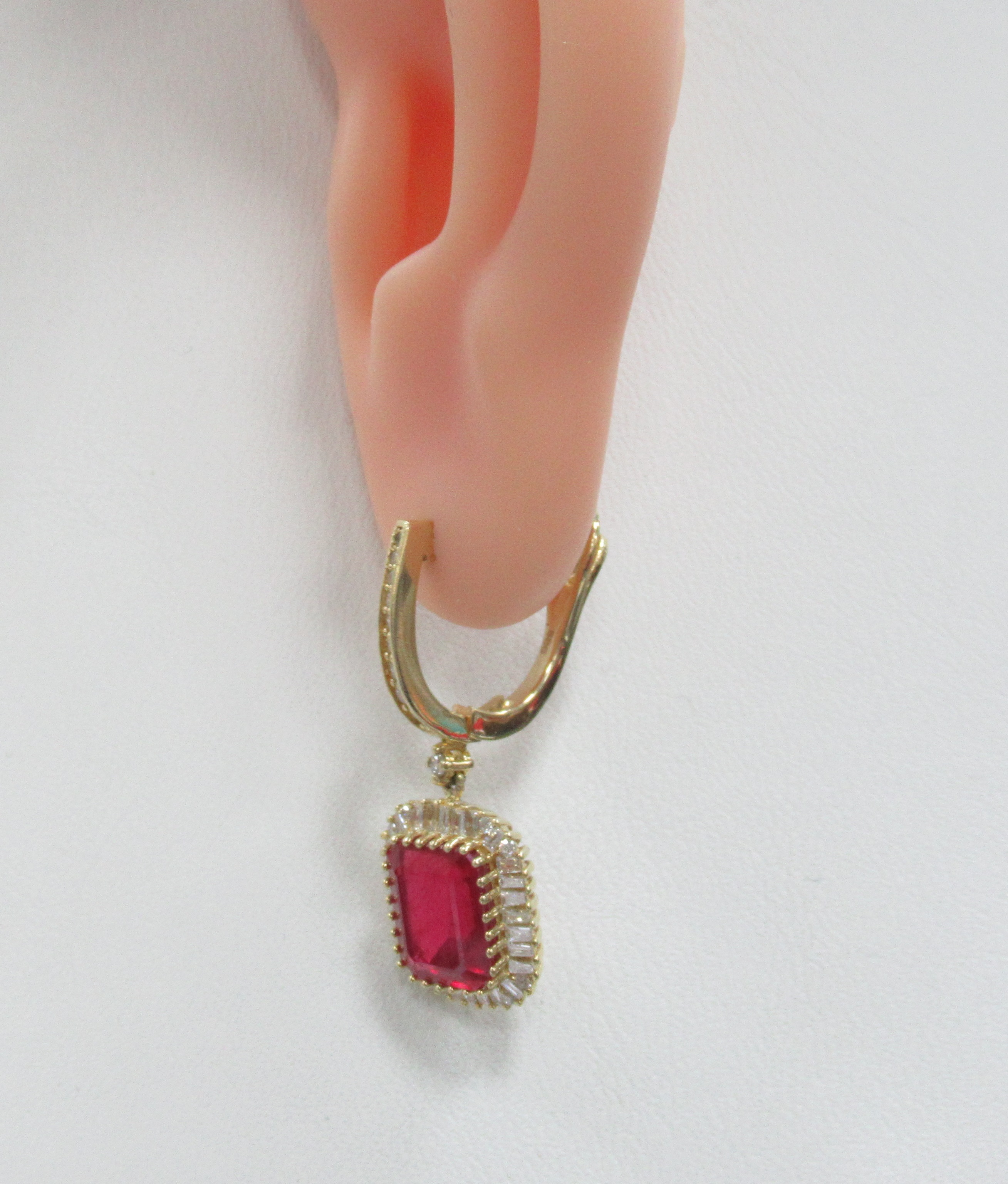 Серьги из желтого золота с рубинами